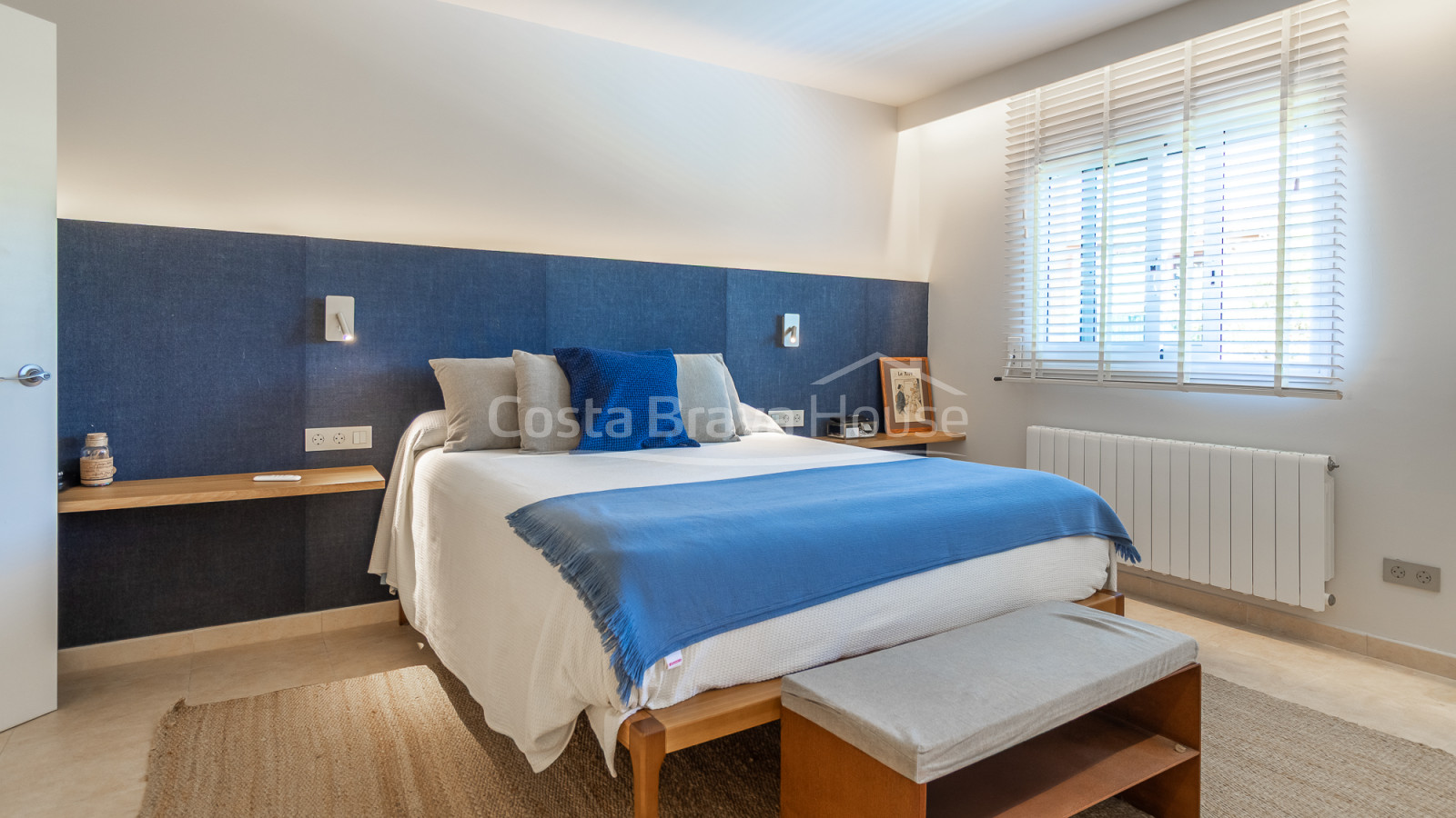 Maison mitoyenne rénovée à Pals avec jardin privé, piscine commune et garage double