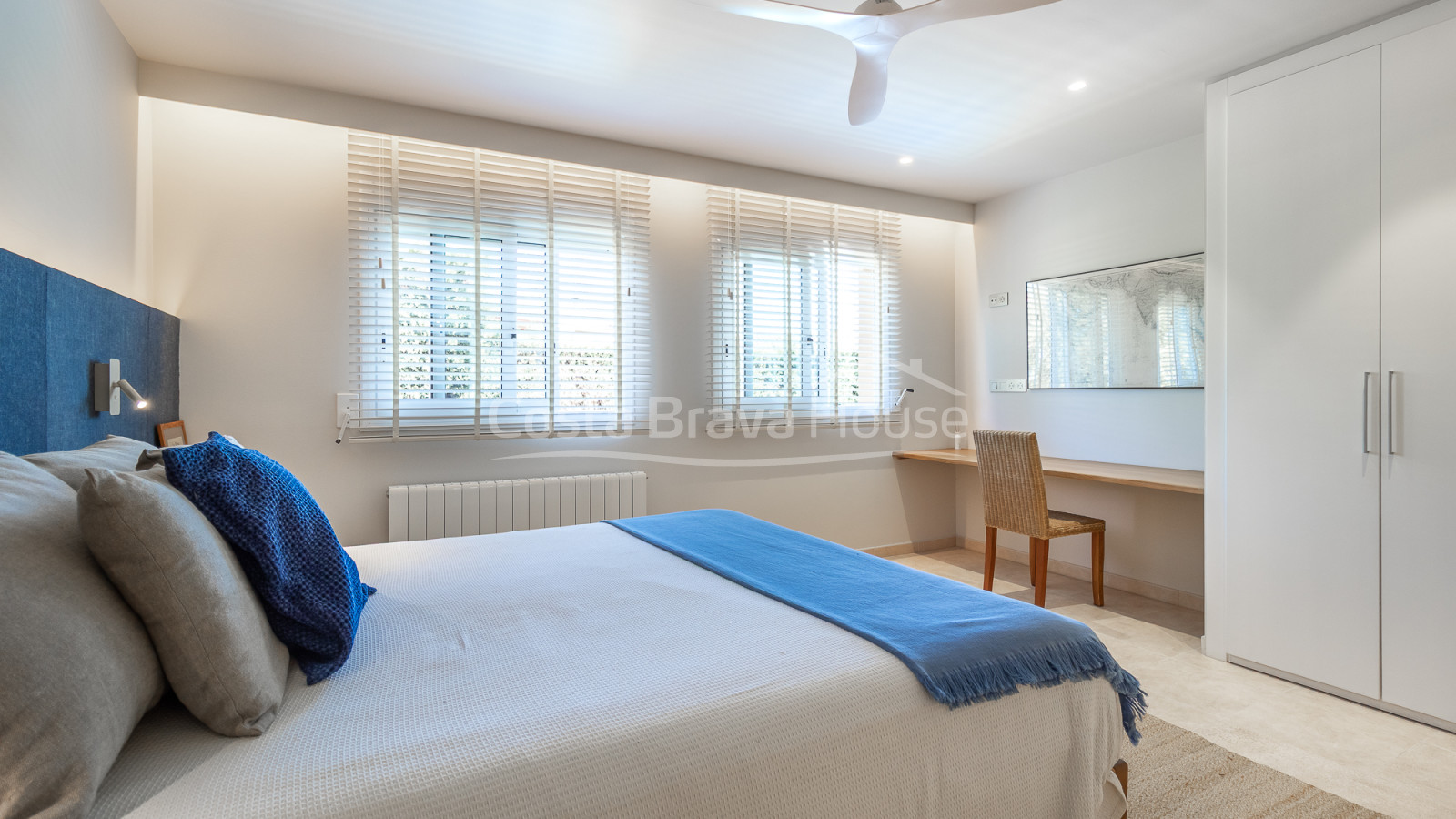 Maison mitoyenne rénovée à Pals avec jardin privé, piscine commune et garage double