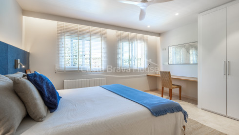 Maison mitoyenne rénovée à Pals avec jardin privé, piscine commune et garage double