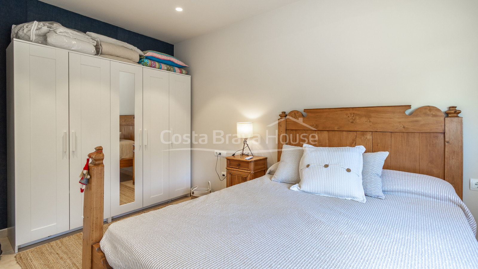 Casa adossada reformada a Pals amb jardí privat, piscina comunitària i garatge doble