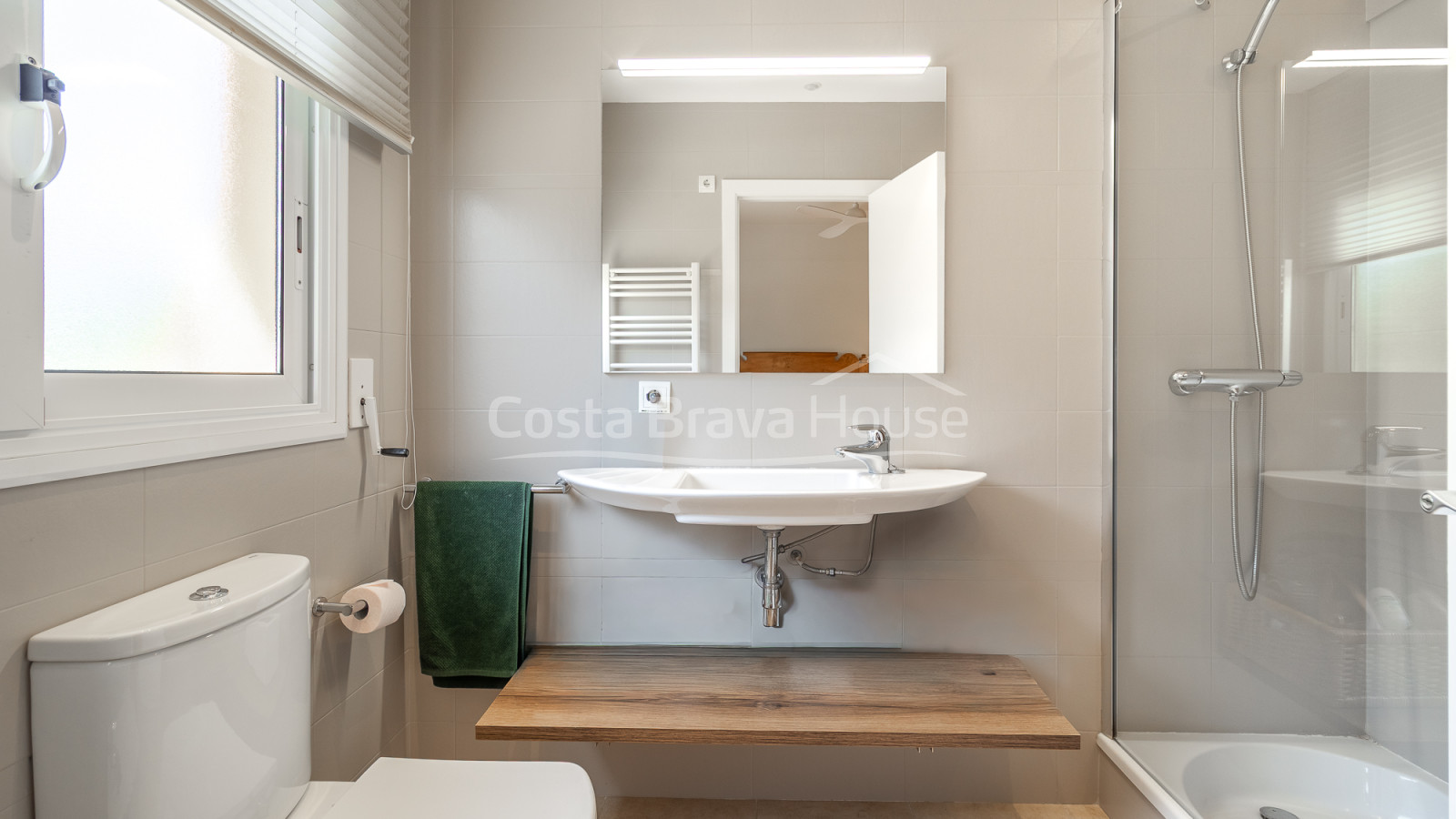 Maison mitoyenne rénovée à Pals avec jardin privé, piscine commune et garage double