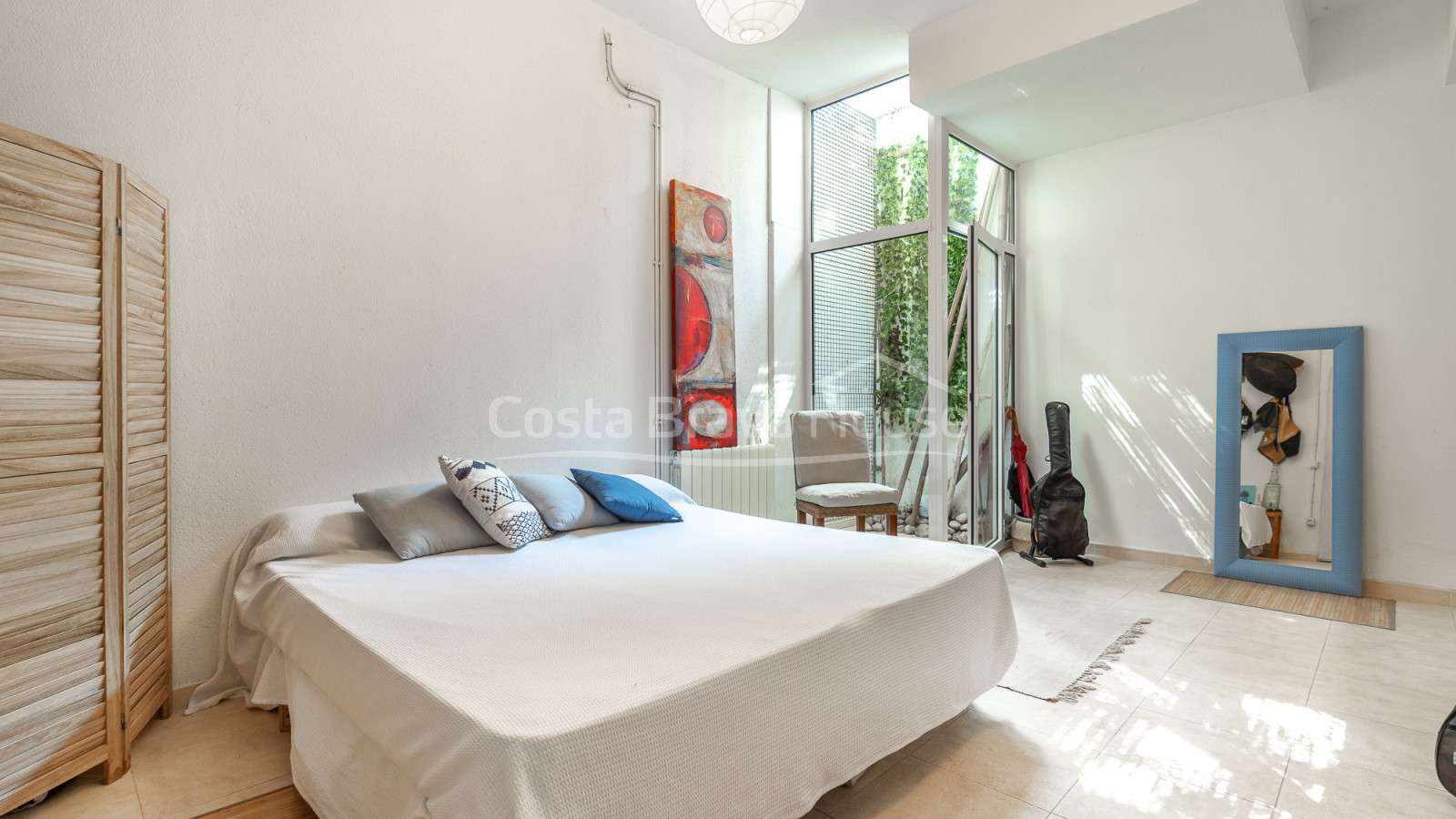 Maison mitoyenne rénovée à Pals avec jardin privé, piscine commune et garage double