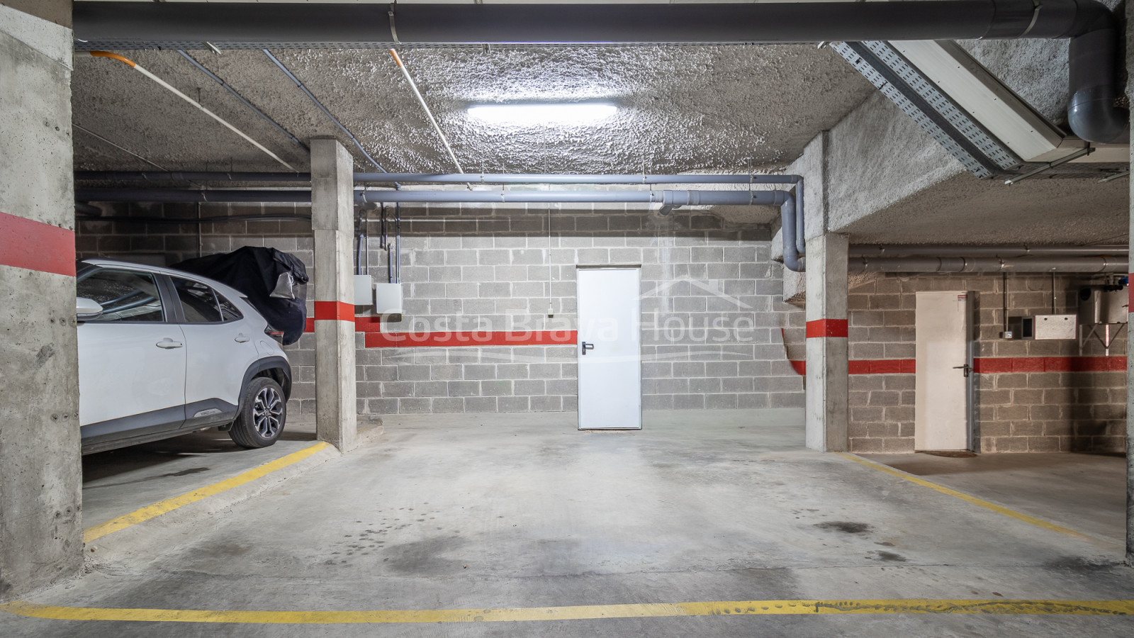 Maison mitoyenne rénovée à Pals avec jardin privé, piscine commune et garage double