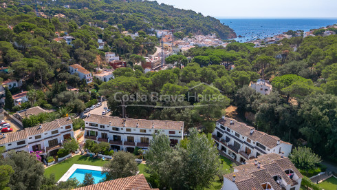 Maison mitoyenne à Tamariu près de la plage avec patio privé, garage et piscine commune