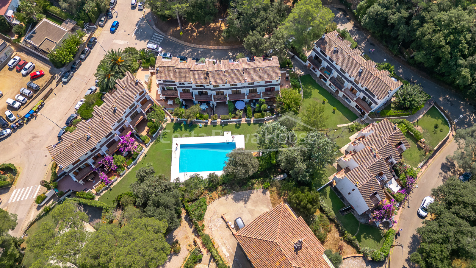 Maison mitoyenne à Tamariu près de la plage avec patio privé, garage et piscine commune