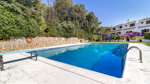 Maison mitoyenne à Tamariu près de la plage avec patio privé, garage et piscine commune