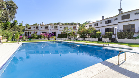 Casa adosada en Tamariu cerca de la playa con patio privado, garaje y piscina comunitaria