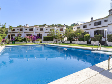 Maison mitoyenne à Tamariu près de la plage avec patio privé, garage fermé, terrasse et piscine commune