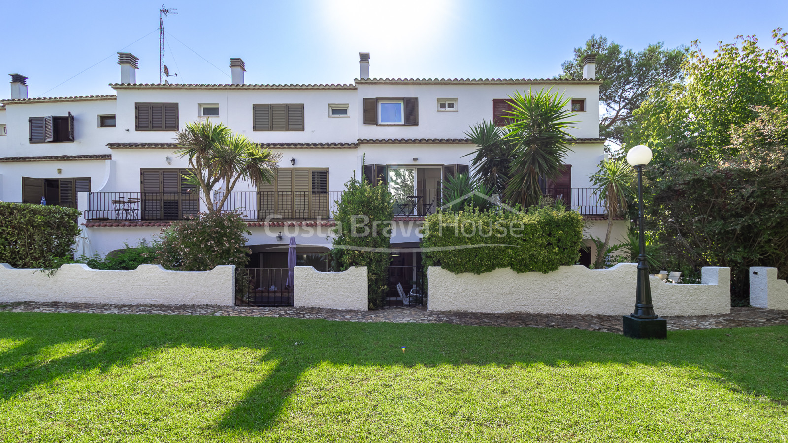 Maison mitoyenne à Tamariu près de la plage avec patio privé, garage et piscine commune