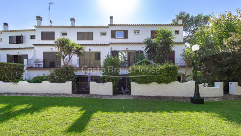 Maison mitoyenne à Tamariu près de la plage avec patio privé, garage et piscine commune