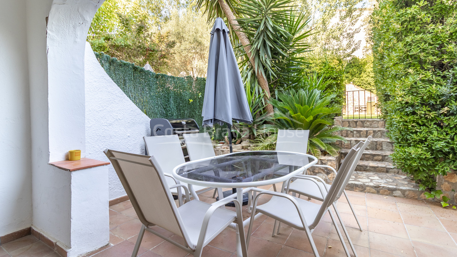 Maison mitoyenne à Tamariu près de la plage avec patio privé, garage et piscine commune