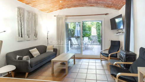 Maison mitoyenne à Tamariu près de la plage avec patio privé, garage et piscine commune