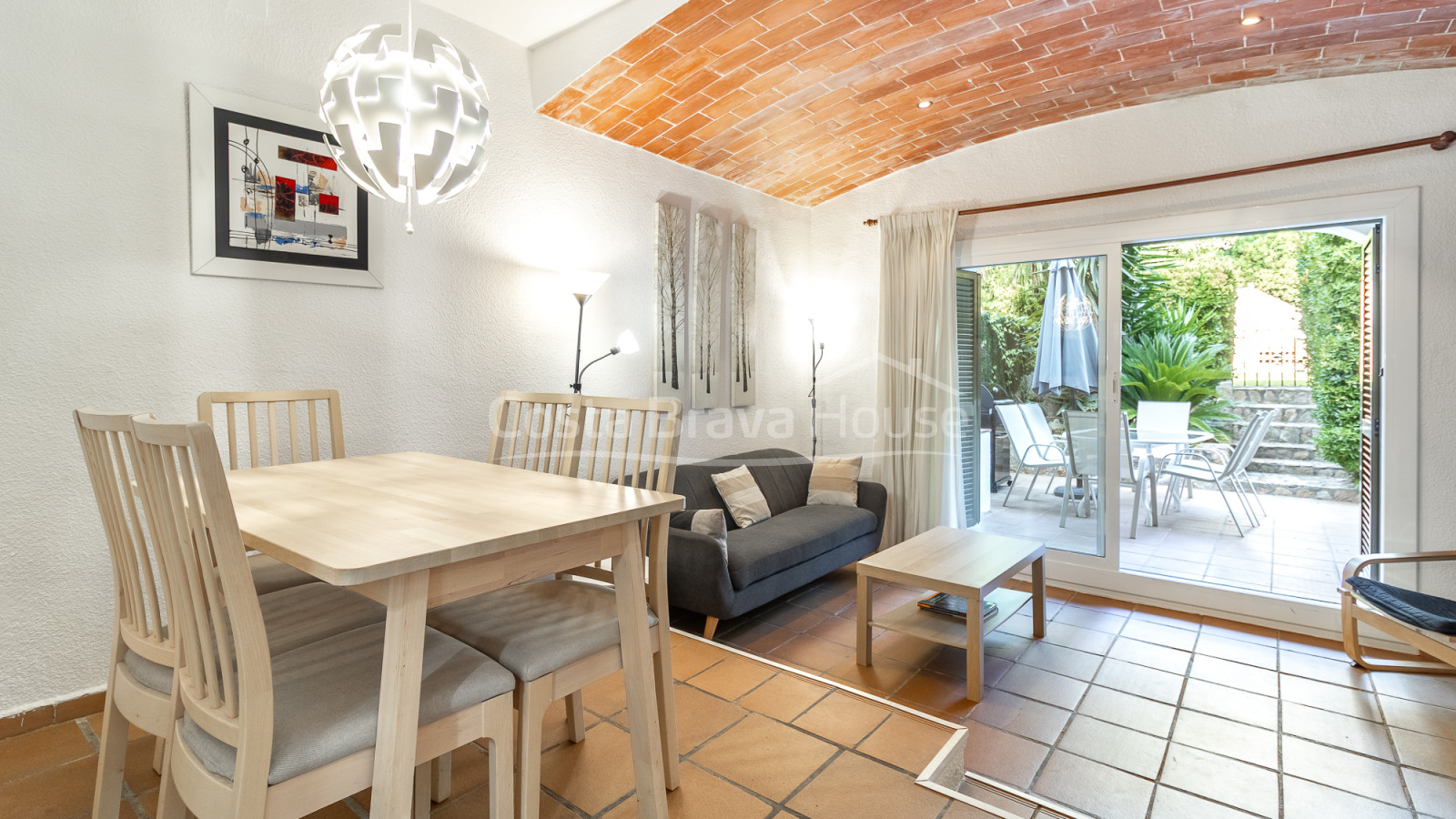 Casa adossada a Tamariu a prop de la platja amb pati privat, garatge i piscina comunitària