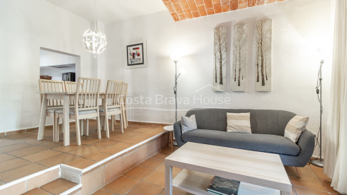 Maison mitoyenne à Tamariu près de la plage avec patio privé, garage et piscine commune