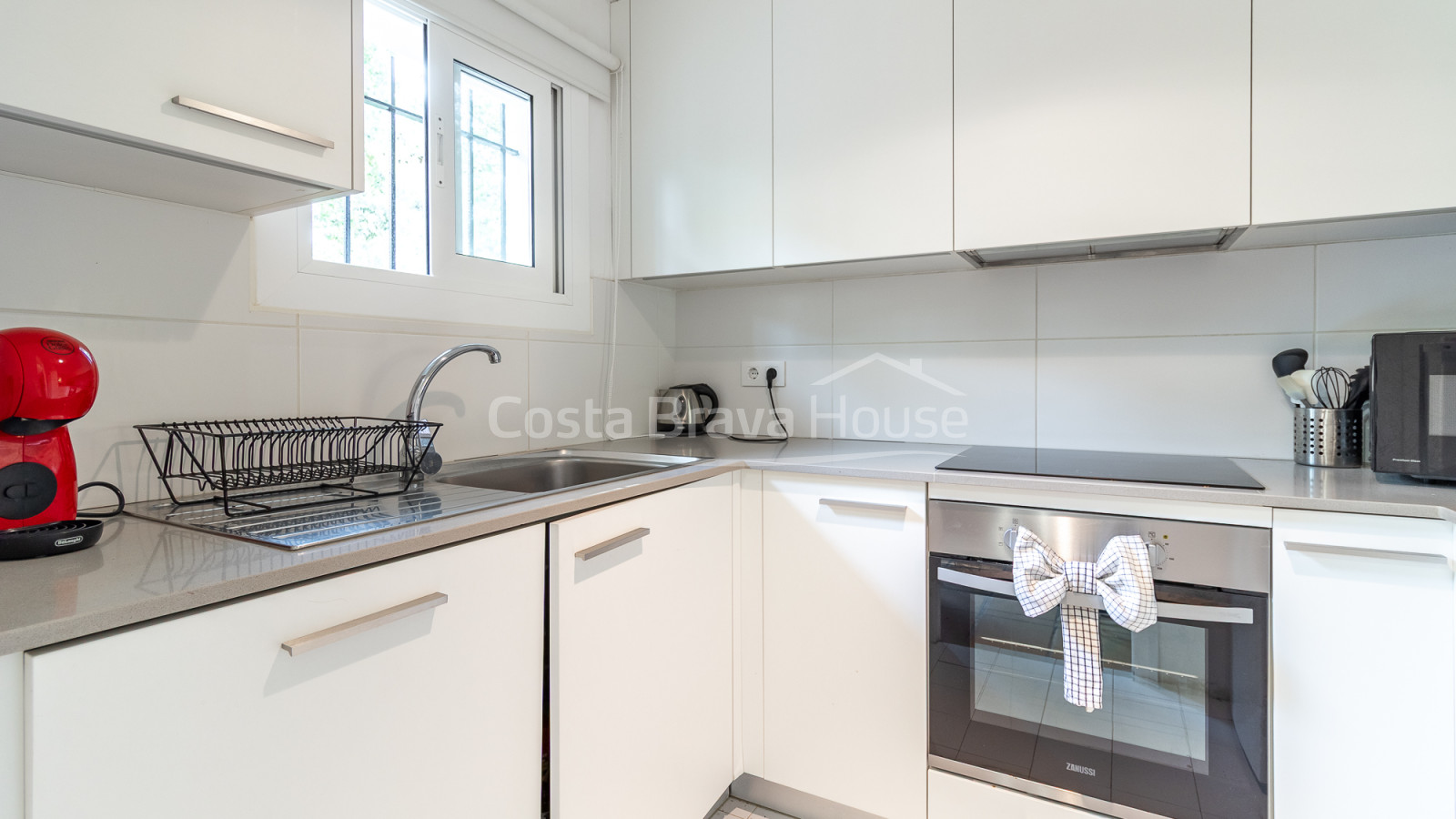 Townhouse in Tamariu near the beach with private patio, garage and communal swimming pool