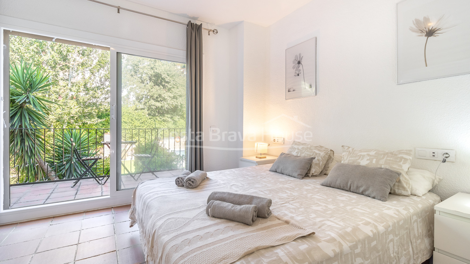 Maison mitoyenne à Tamariu près de la plage avec patio privé, garage et piscine commune