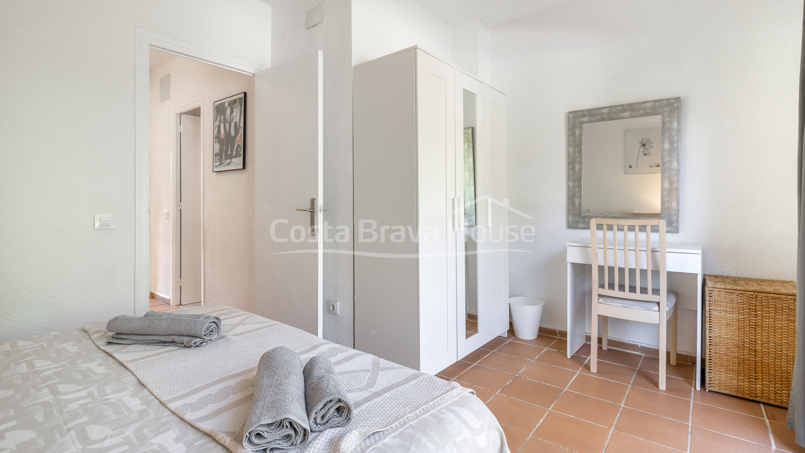 Maison mitoyenne à Tamariu près de la plage avec patio privé, garage et piscine commune