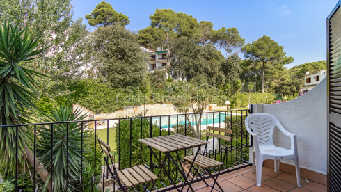 Maison mitoyenne à Tamariu près de la plage avec patio privé, garage et piscine commune