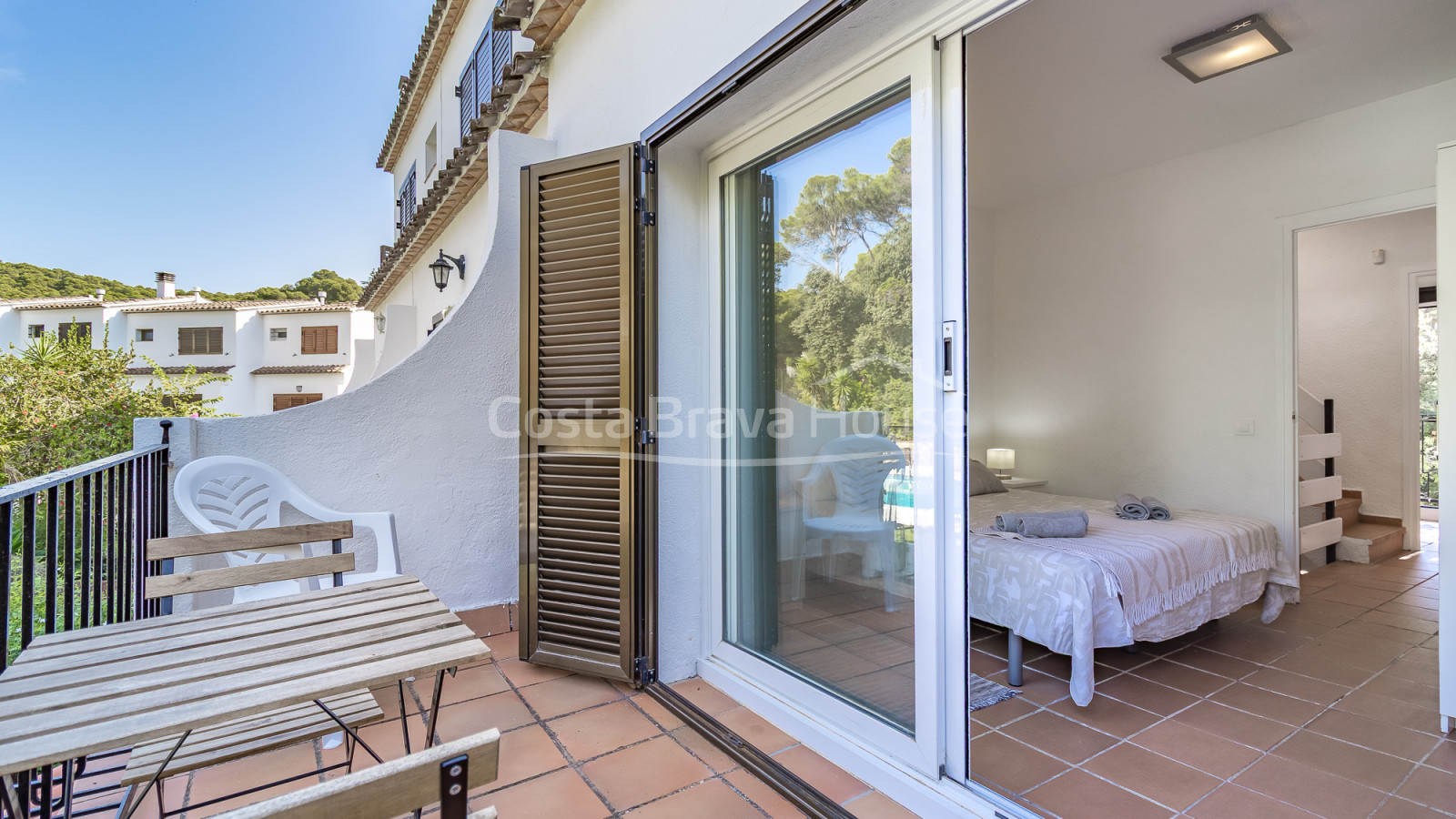 Maison mitoyenne à Tamariu près de la plage avec patio privé, garage et piscine commune