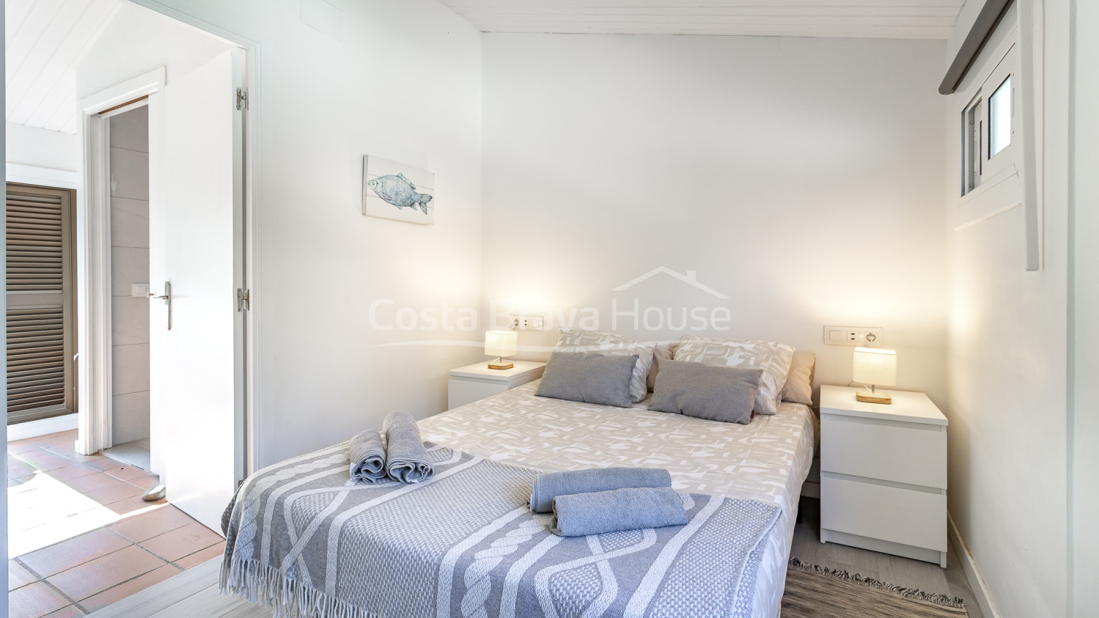 Maison mitoyenne à Tamariu près de la plage avec patio privé, garage et piscine commune