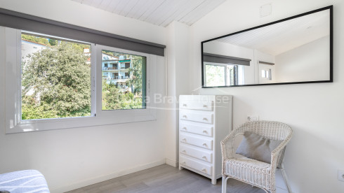 Maison mitoyenne à Tamariu près de la plage avec patio privé, garage et piscine commune