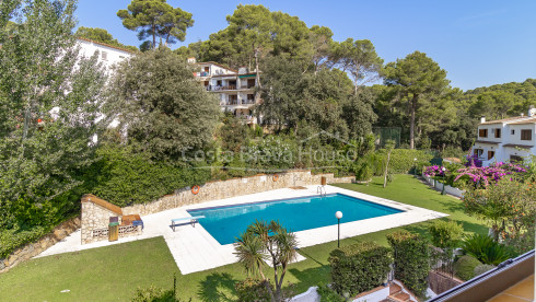 Casa adosada en Tamariu cerca de la playa con patio privado, garaje y piscina comunitaria