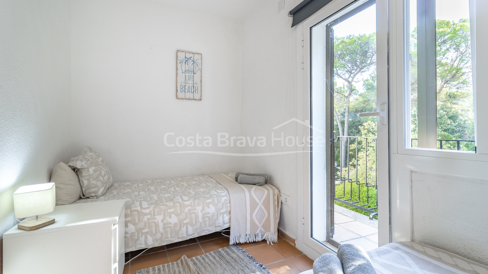 Casa adossada a Tamariu a prop de la platja amb pati privat, garatge i piscina comunitària