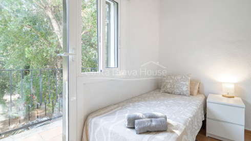 Maison mitoyenne à Tamariu près de la plage avec patio privé, garage et piscine commune