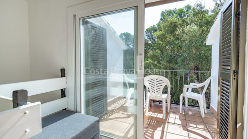 Casa adossada a Tamariu a prop de la platja amb pati privat, garatge i piscina comunitària