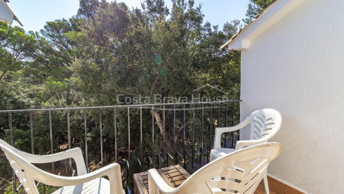 Maison mitoyenne à Tamariu près de la plage avec patio privé, garage et piscine commune