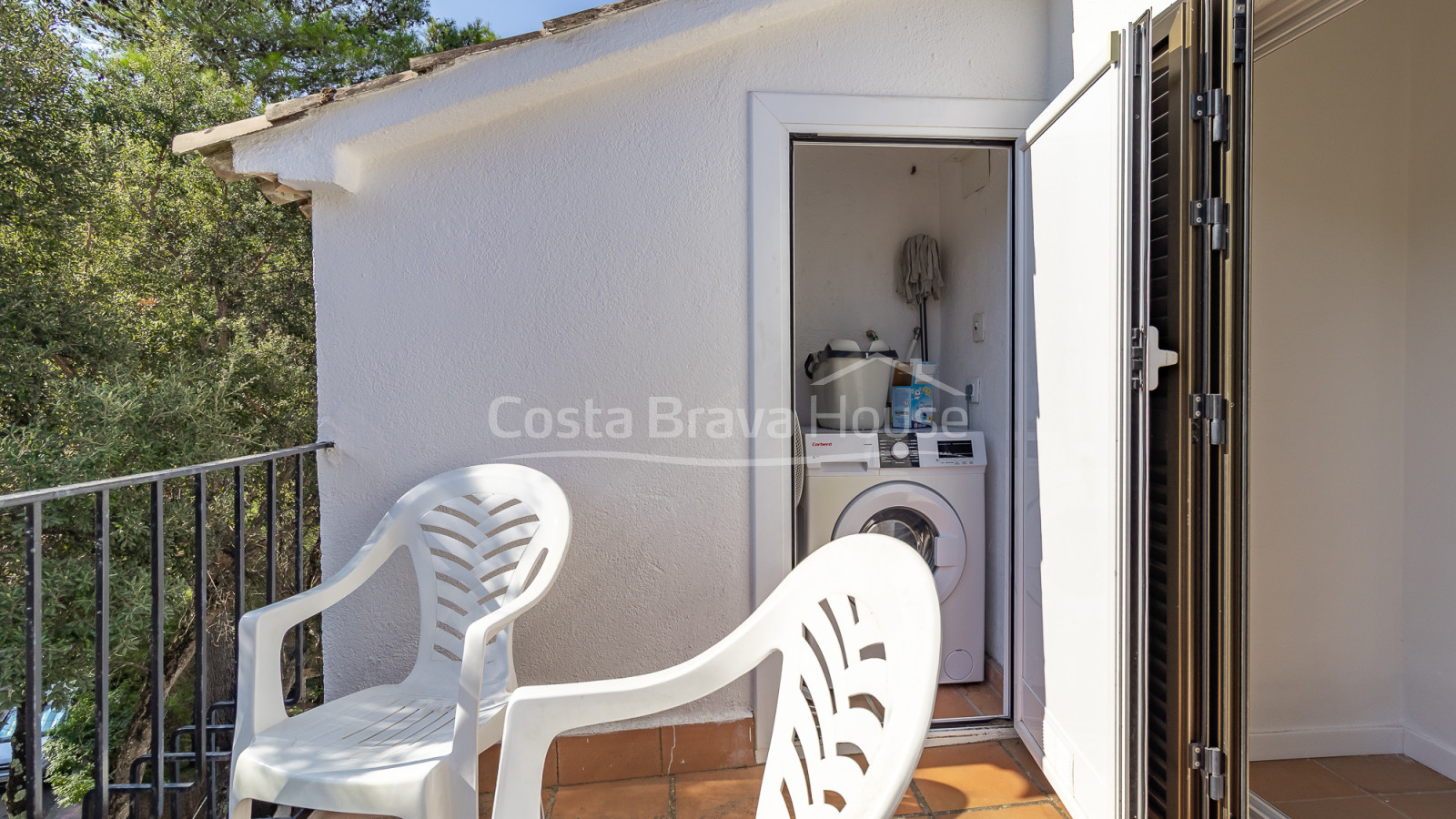 Maison mitoyenne à Tamariu près de la plage avec patio privé, garage et piscine commune