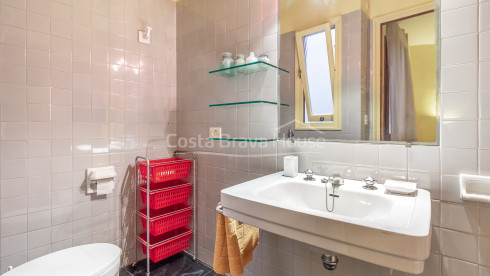 Apartament a Cap Sa Sal, Begur, en primera línia de mar amb terrassa i vistes al Mediterrani