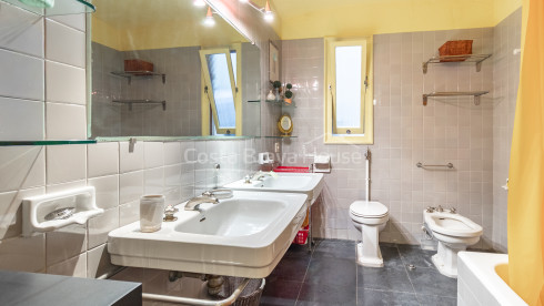 Seafront apartment in Cap Sa Sal, Begur, with terrace and Mediterranean sea views