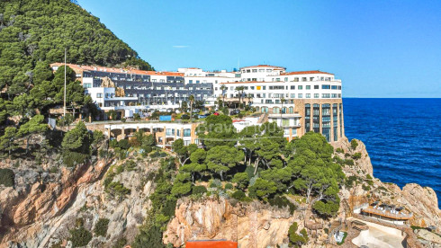 Seafront apartment in Cap Sa Sal, Begur, with terrace and Mediterranean sea views