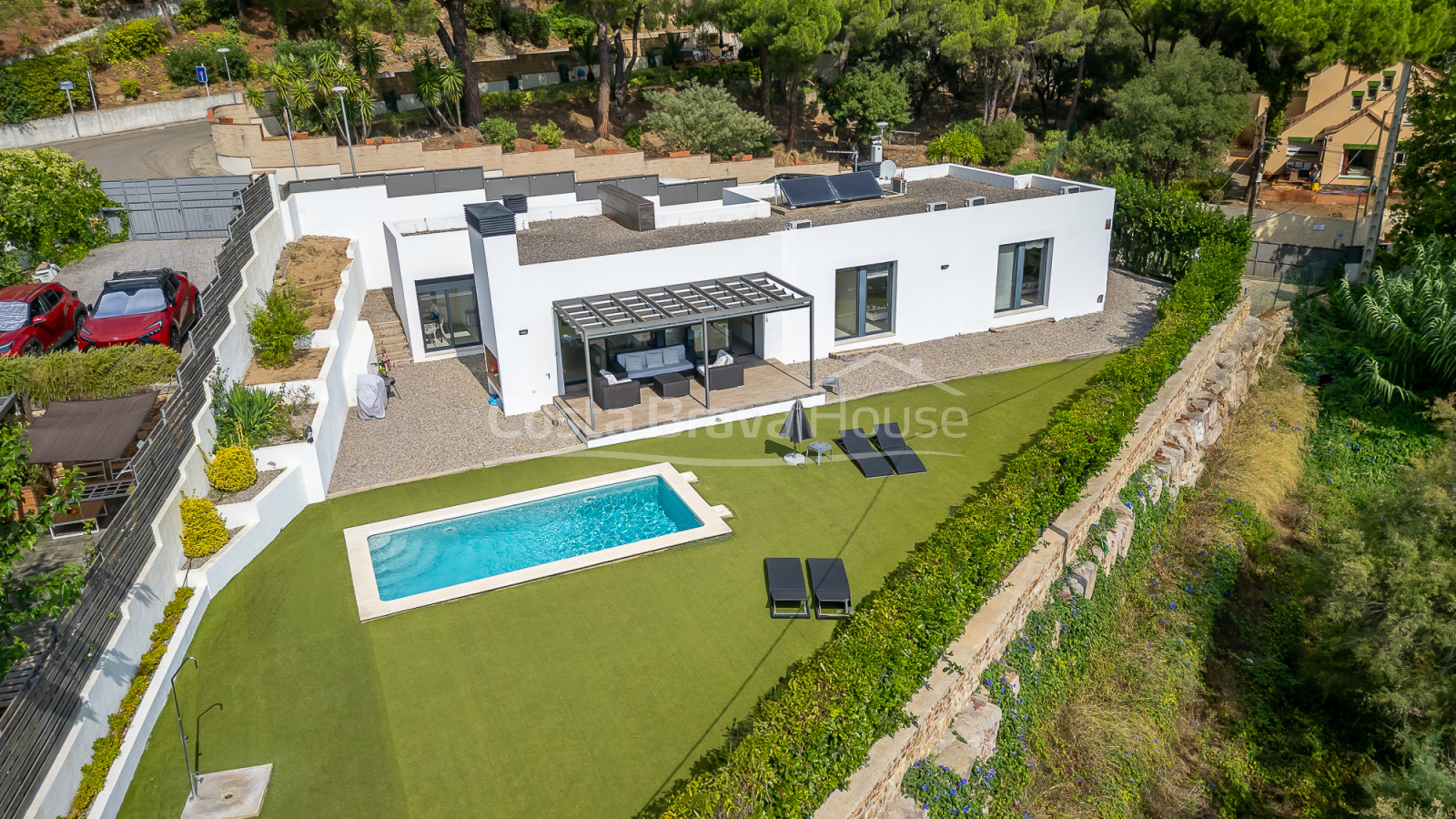 Casa unifamiliar en Calonge con piscina privada, amplio jardín y cuatro dormitorios