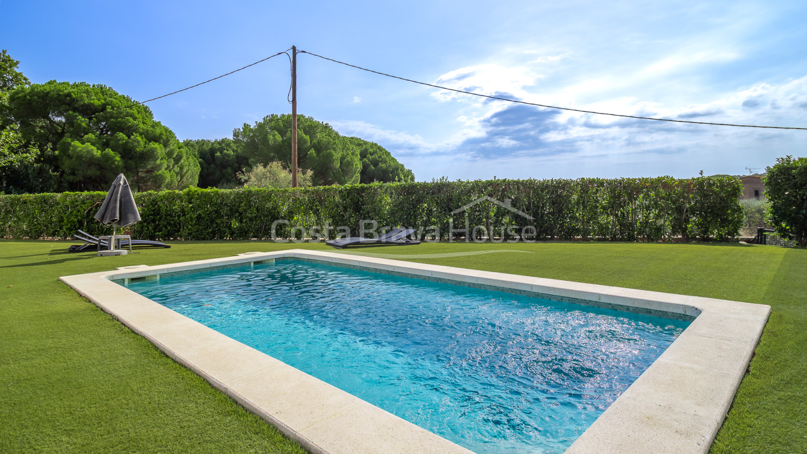 Casa unifamiliar en Calonge con piscina privada, amplio jardín y cuatro dormitorios