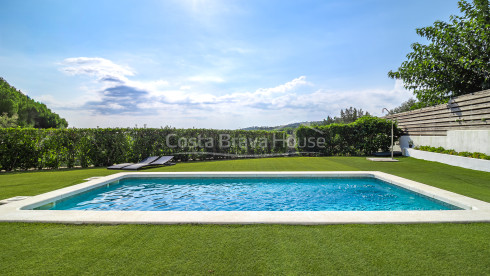 Casa unifamiliar en Calonge con piscina privada, amplio jardín y cuatro dormitorios