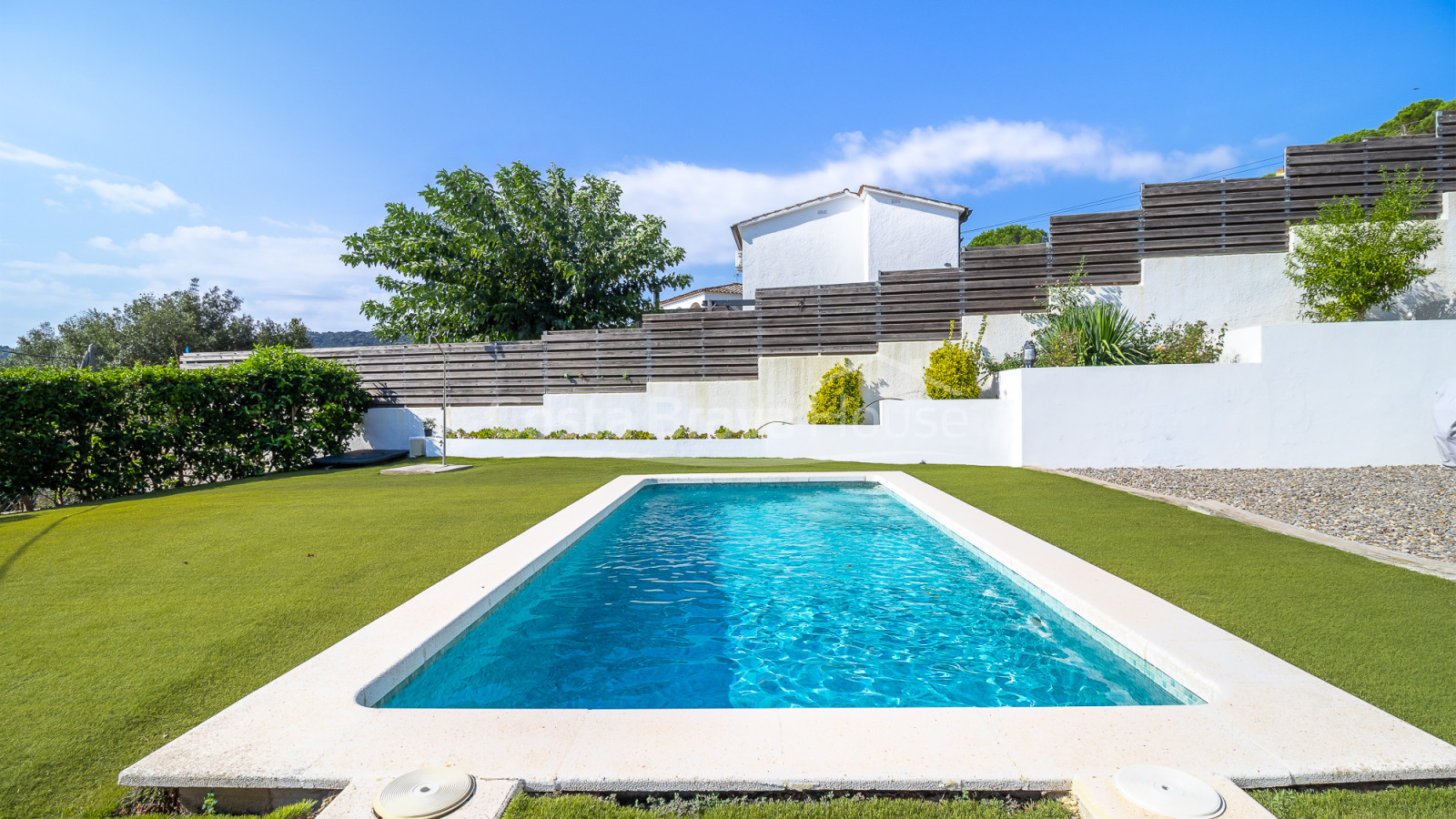 Casa unifamiliar en Calonge con piscina privada, amplio jardín y cuatro dormitorios