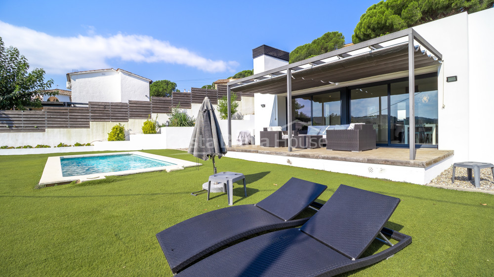 Casa unifamiliar en Calonge con piscina privada, amplio jardín y cuatro dormitorios