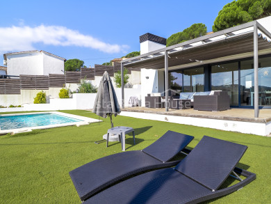 Casa unifamiliar en Calonge con piscina privada, gran jardín y cuatro dormitorios, a 10 min de la playa