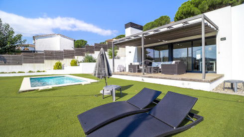 Casa unifamiliar a Calonge amb piscina privada, ampli jardí i quatre dormitoris