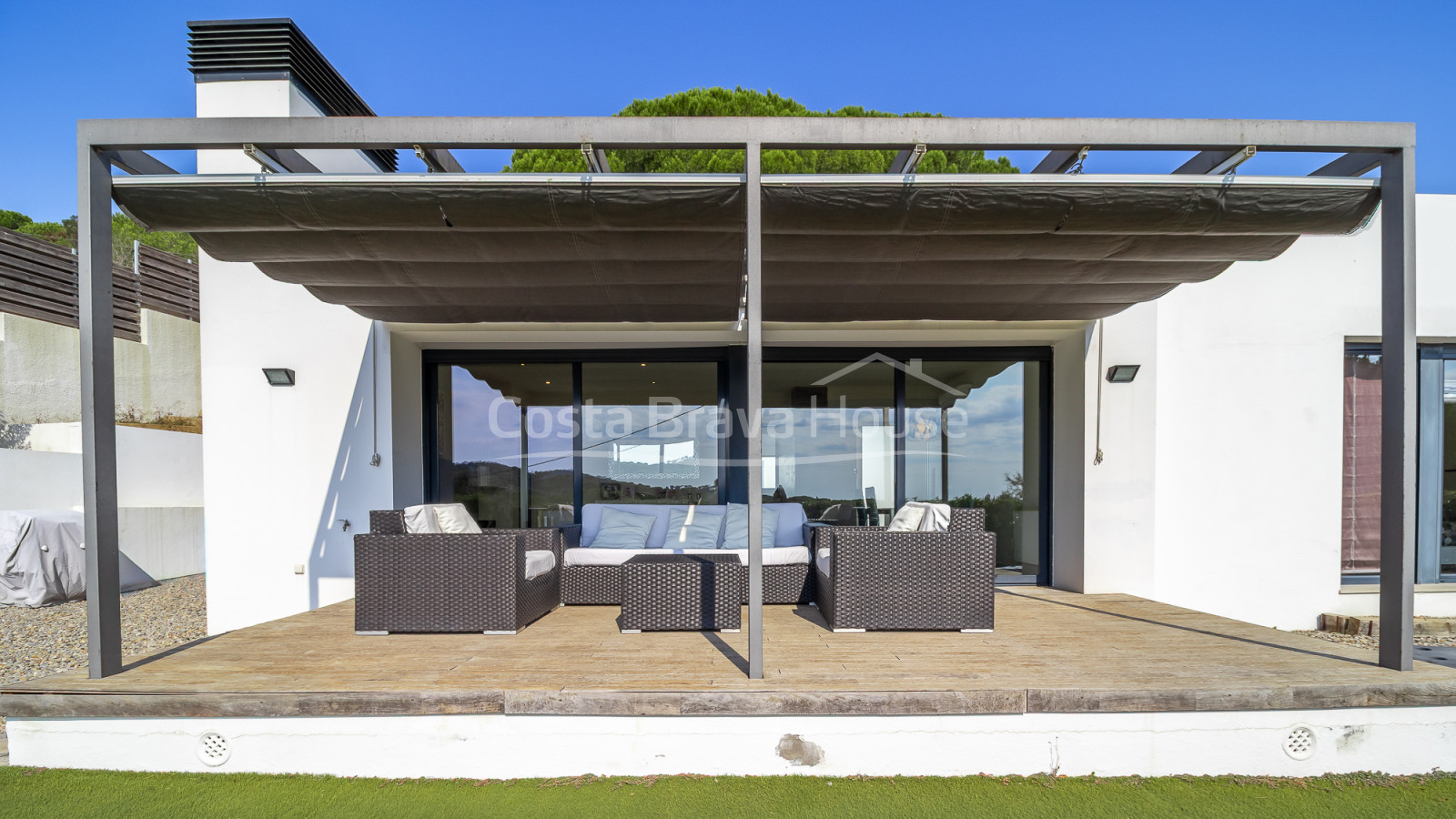 Casa unifamiliar en Calonge con piscina privada, amplio jardín y cuatro dormitorios