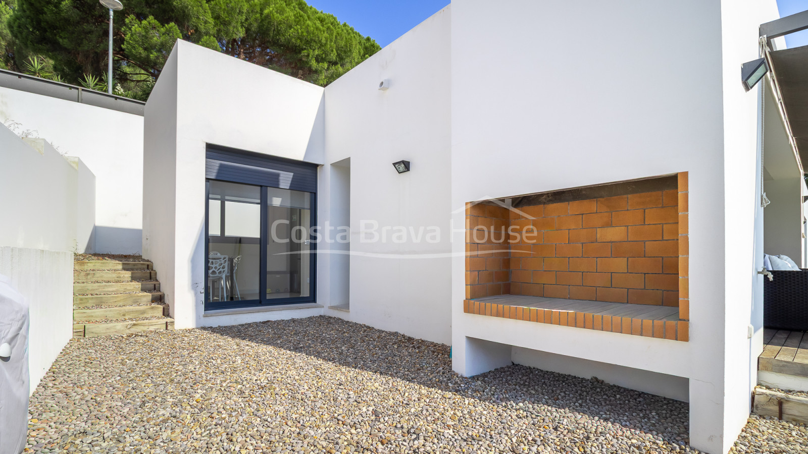Casa unifamiliar en Calonge con piscina privada, amplio jardín y cuatro dormitorios