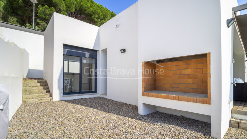 Casa unifamiliar en Calonge con piscina privada, amplio jardín y cuatro dormitorios