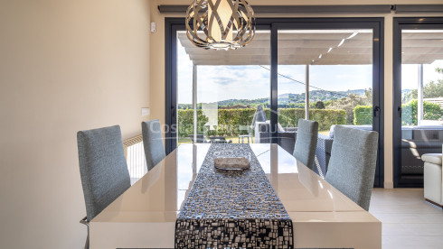 Casa unifamiliar en Calonge con piscina privada, amplio jardín y cuatro dormitorios