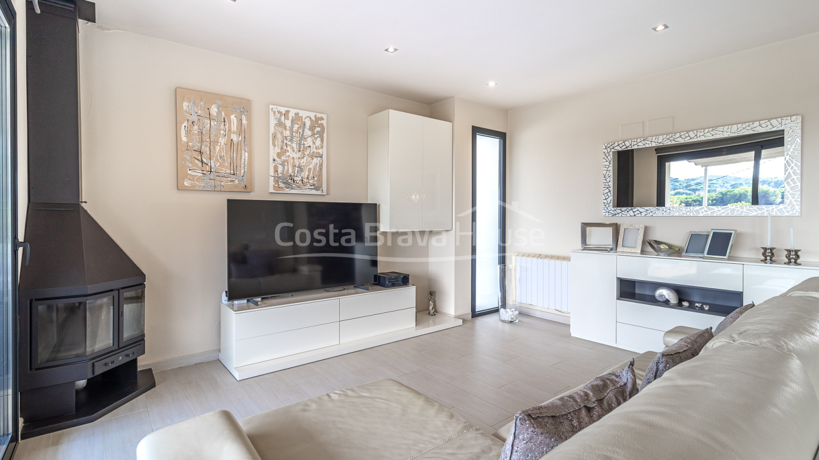 Casa unifamiliar en Calonge con piscina privada, amplio jardín y cuatro dormitorios