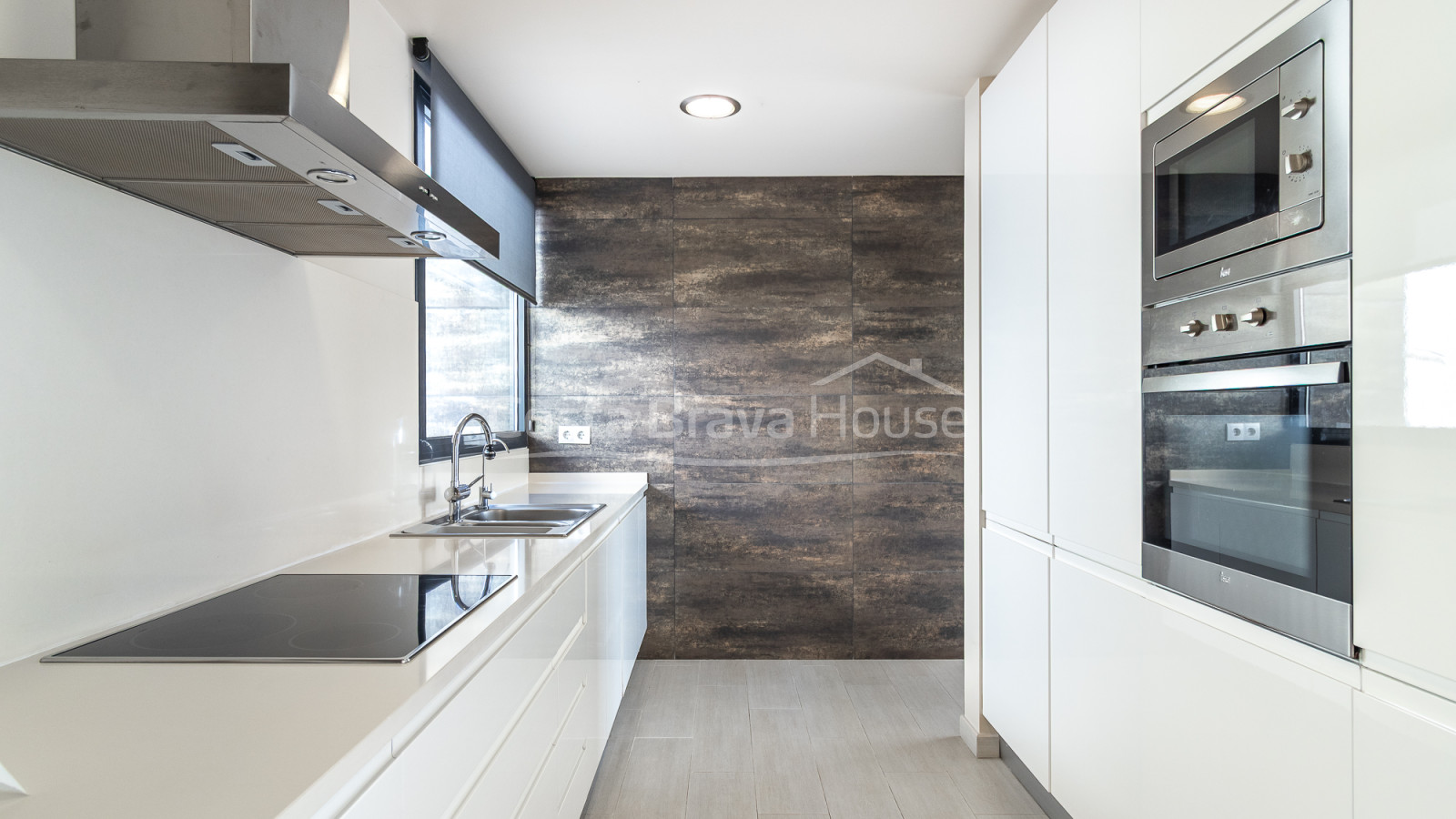 Casa unifamiliar en Calonge con piscina privada, amplio jardín y cuatro dormitorios