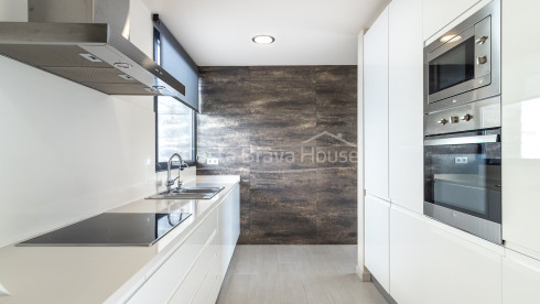 Casa unifamiliar en Calonge con piscina privada, amplio jardín y cuatro dormitorios