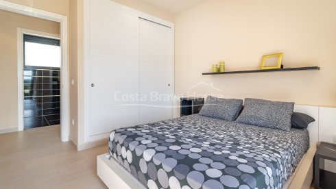 Casa unifamiliar en Calonge con piscina privada, amplio jardín y cuatro dormitorios