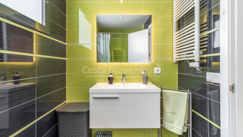 Casa unifamiliar en Calonge con piscina privada, amplio jardín y cuatro dormitorios